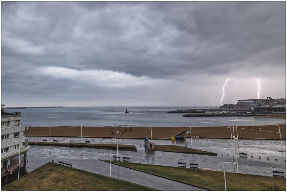 Espectacular tormenta con rayos en Gijón