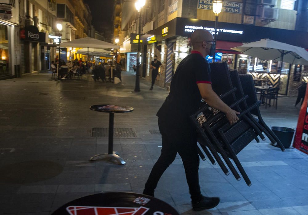 Las dudas de los negocios y de los clientes marcan la primera jornada del aumento de las restricciones en la Comunidad Valenciana en la lucha “nocturna” contra el coronavirus