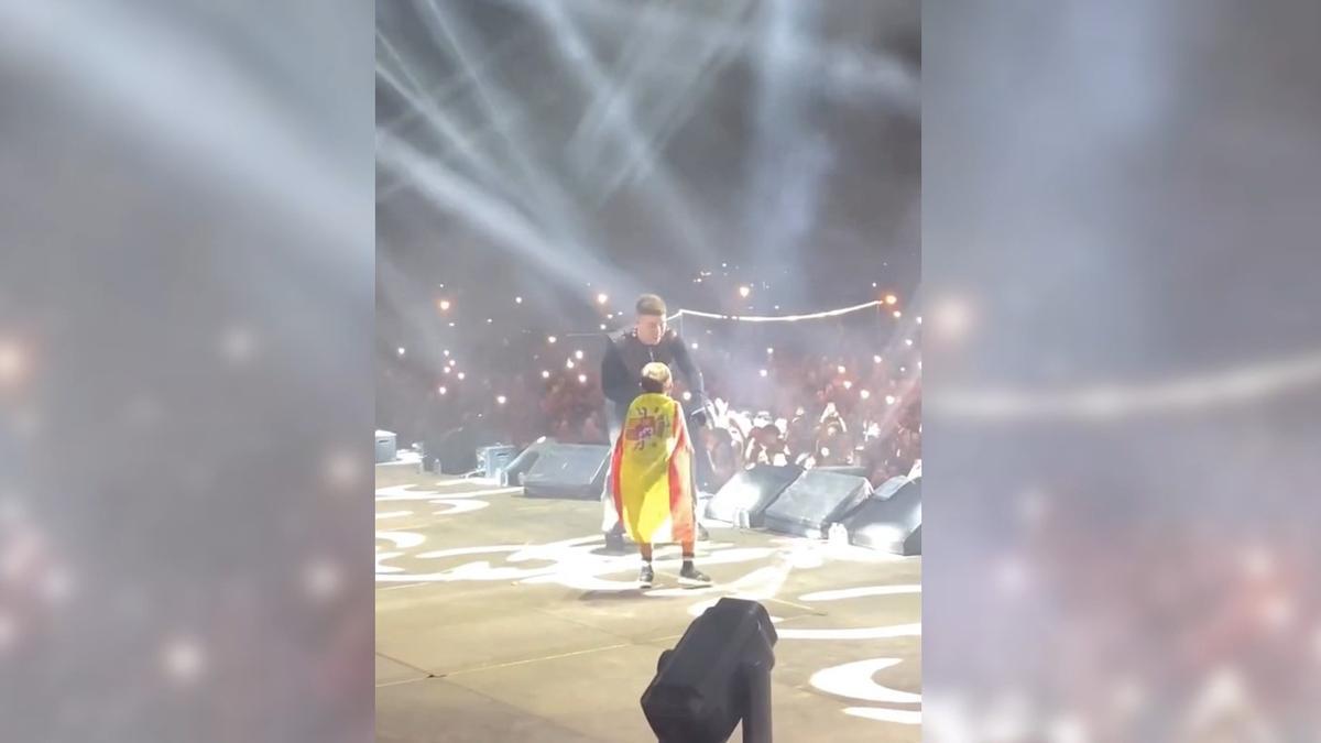 Quevedo sube a un niño al escenario a cantar su canción con Lola Índigo