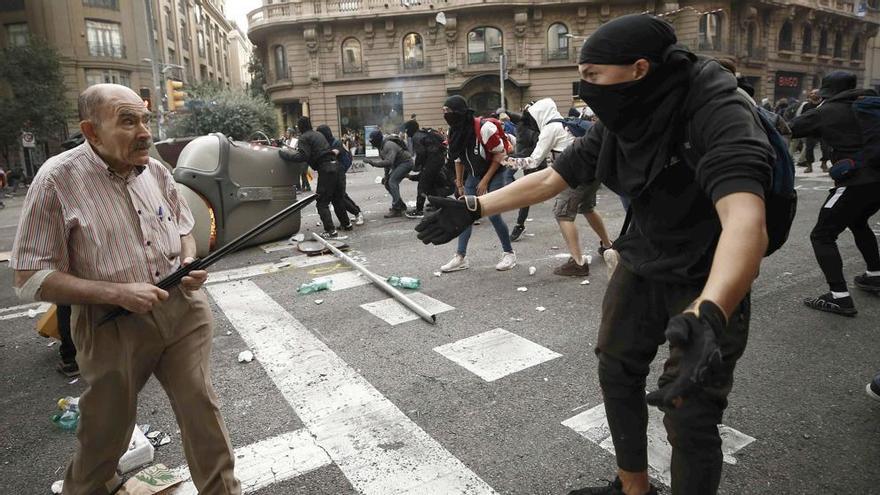 Un jubilado se enfrenta a los manifestantes en Barcelona