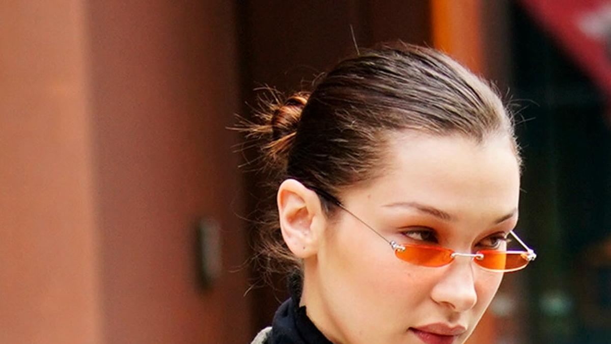 Bella Hadid con gafas naranjas