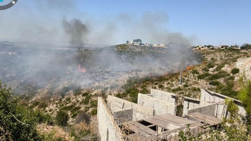 Un incendio en Torrent obliga a desplegar seis medios aéreos y activar la situación 1 de emergencia