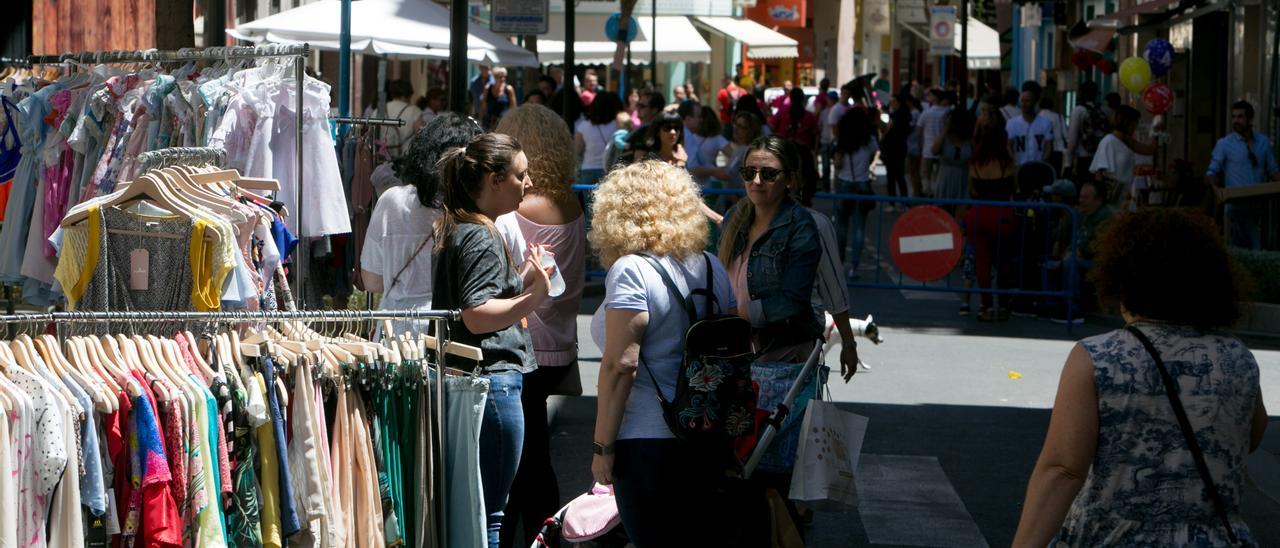 Público en la actividad &quot;Quintana en flor&quot; para promocionar el comercio en junio de 2019