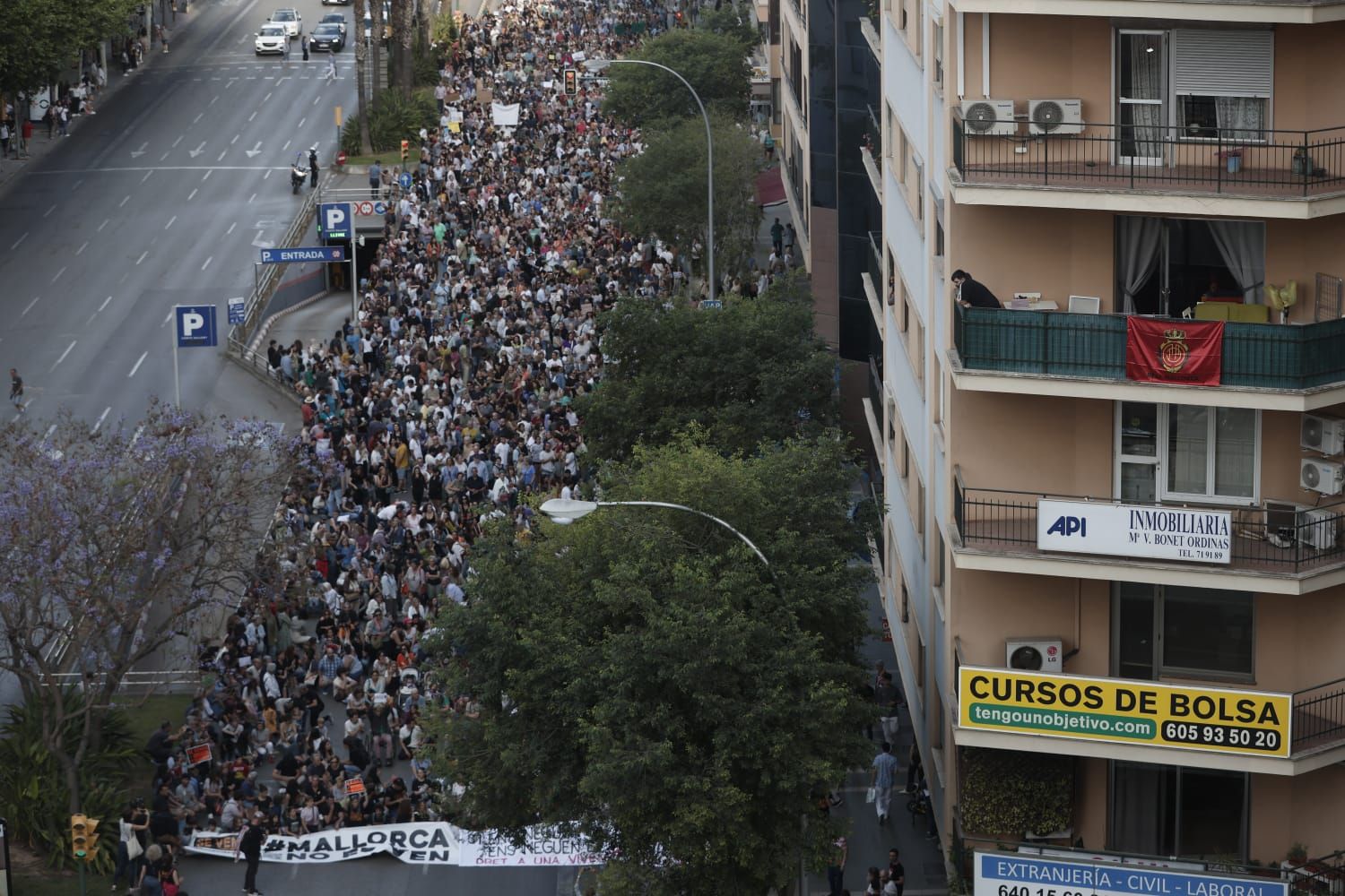 Las imagenes de la manifestación por el derecho a la vivienda y contra la masificación turística