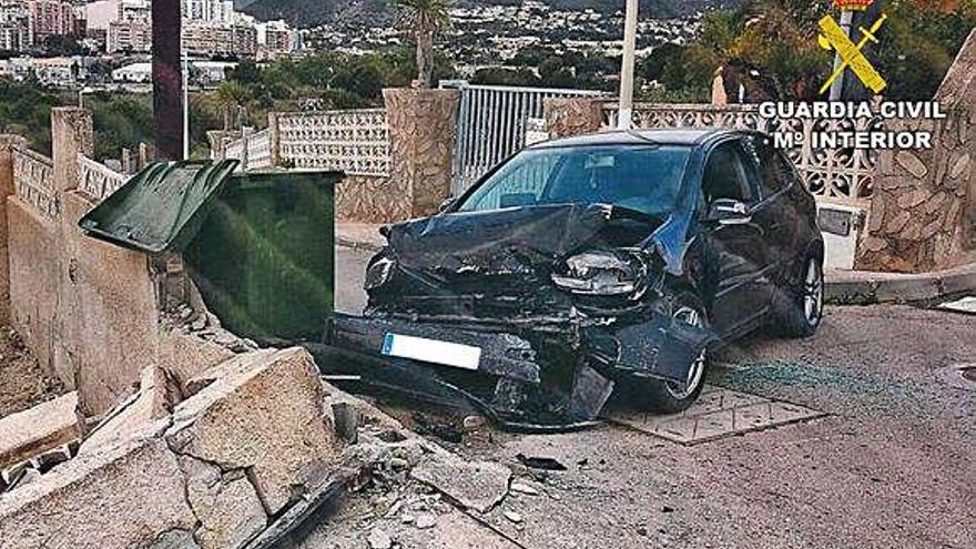 Estado en que quedó el coche del detenido por simular un robo tras un accidente.