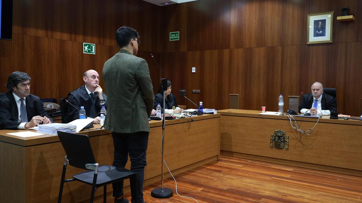 De pie, Luighi Anthony Vasquez Miranda, y en el centro del estrado, el magistrado presidente Francisco Picazo.