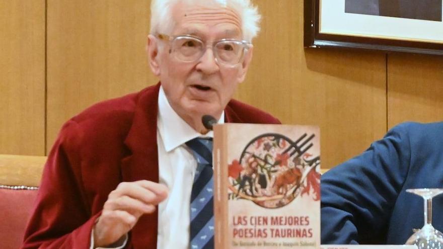 Andrés Amorós, durante la presentación de la antología «Las cien mejores poesías taurinas» en Madrid.