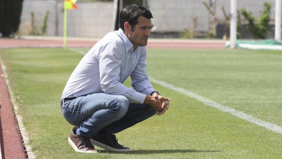 Lolo Escobar, de cuclillas, durante el partido del Hércules en Ibiza en la jornada 34 de Segunda RFEF.