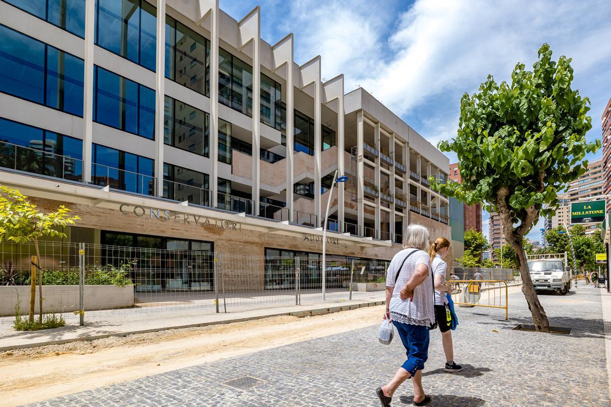 Fachada del Centro Cultural en la que se ubican los conservatorios municipales y un pequeño auditorio desde la calle Jaén, cuya remodelación el Consistorio está a punto de finalizar.