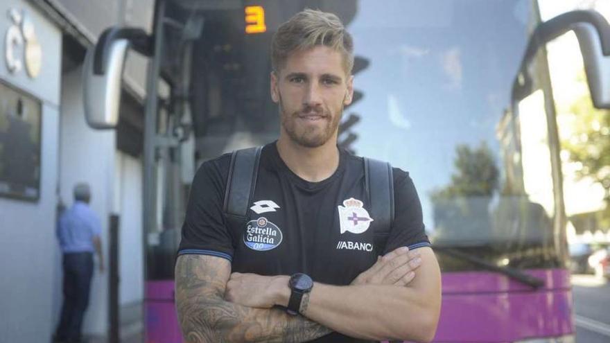 Raúl Albentosa, en Riazor, junto al autobús del Deportivo.