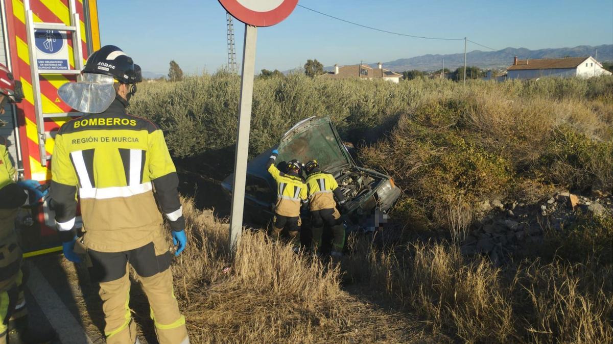 Un choque entre dos coches en Lorca acaba con dos heridos y con uno de ...