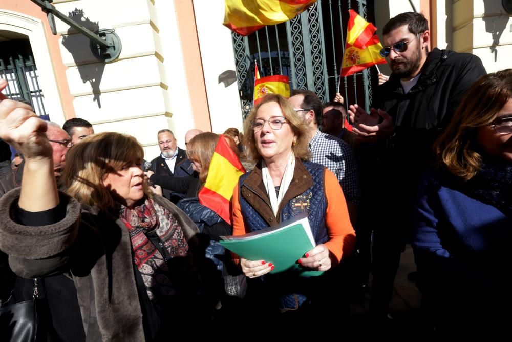 Más de 2.000 personas claman por "la unidad de España" frente al Ayuntamiento de Murcia