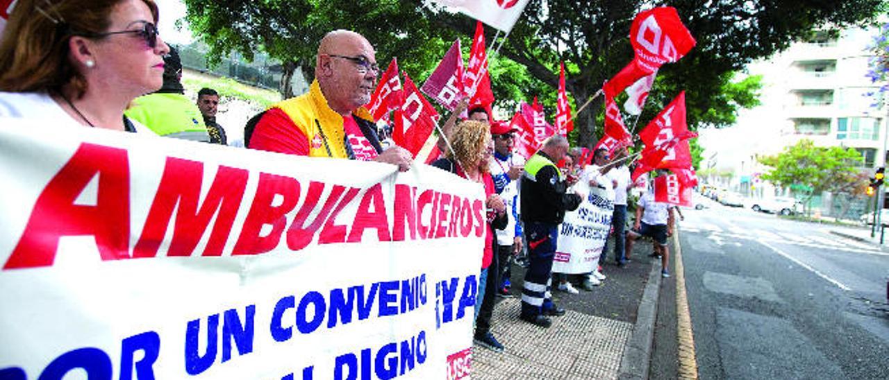 Los trabajadores de ambulancias piden un &quot;rescate&quot; similar al de TV Canaria