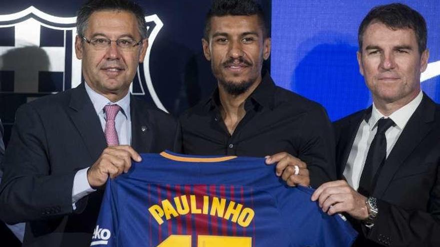 Paulinho posa con Bartomeu y Robert Fernández en su presentación.