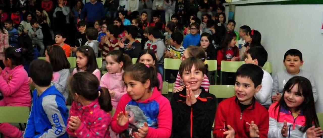 Aspecto que presentaba el salón de actos del colegio durante la actividad. // Iñaki Abella