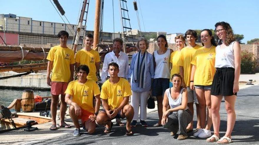 Altkönigin Sofía fischt mit Umweltschützern Müll aus dem Meer