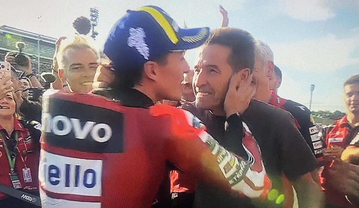 Marc Márquez abraza a Juliá, su padre, en el corralito de Motegi (Japón), tras ganar la prueba al sprint.