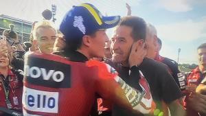 Marc Márquez abraza a Juliá, su padre, en el corralito de Motegi (Japón), tras ganar la prueba al sprint.