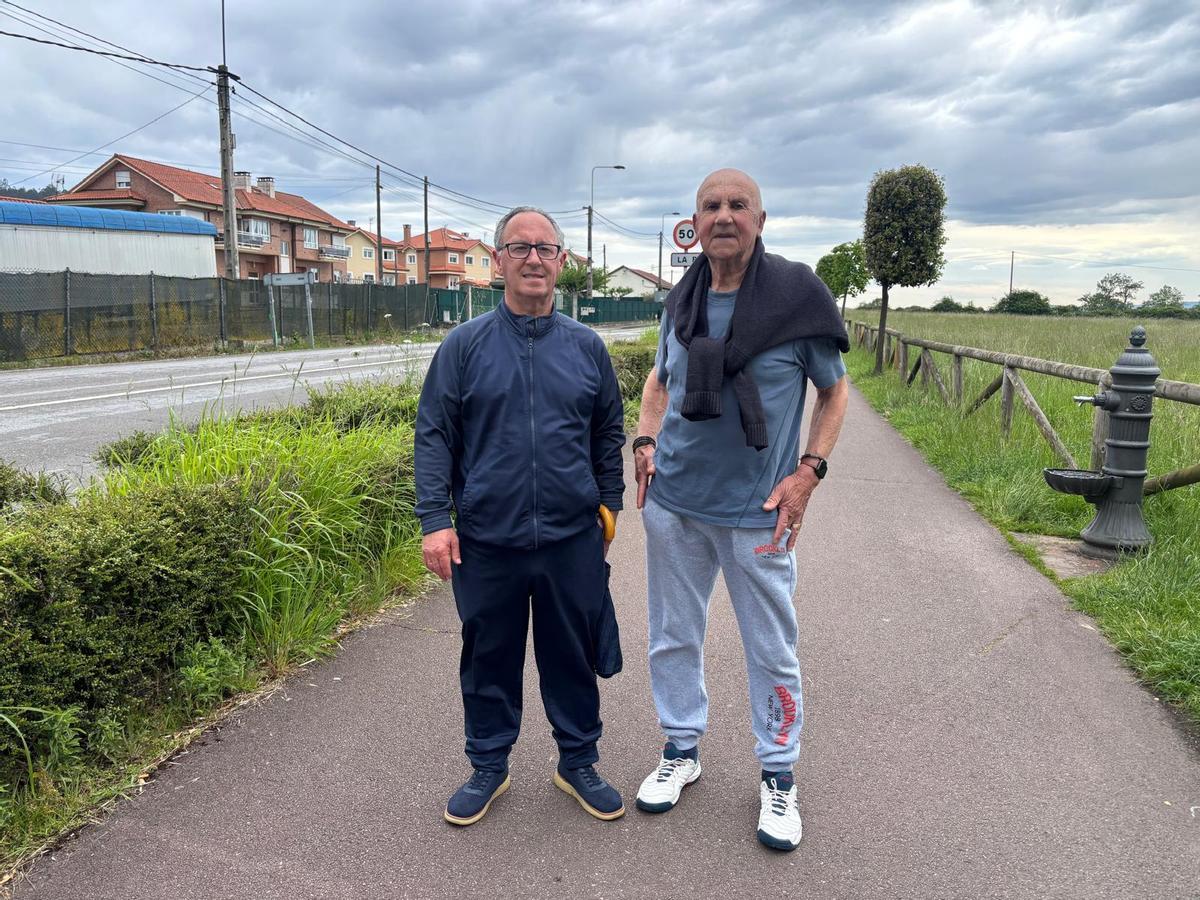 Por la izquierda, José Ramón Álvarez y José González en la ruta peatonal.