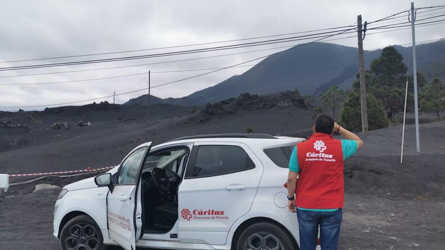 Cáritas presta ayuda a familias afectadas por la erupción en La Palma por falta de respuesta de las administraciones