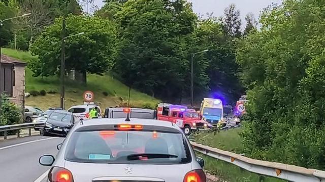 Efectivos de Emergencias en el lugar del accidente en Dumbría.