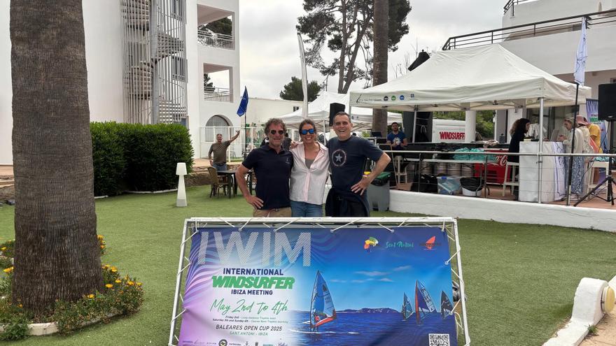 Más de 50 regatistas compiten este fin de semana en el International Windsurfer Ibiza Meeting 2025