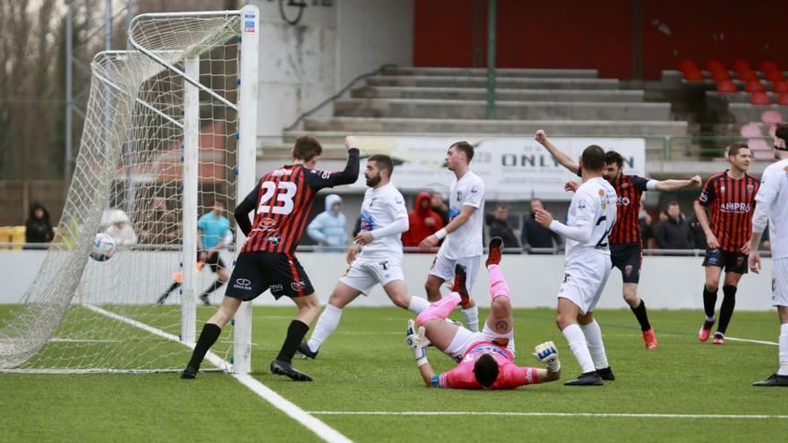 Aarón consigue el primer gol de la tarde, ayer, en el Lalín-Lemos jugado en el Cortizo. |  // BERNABÉ/LUCÍA ABELEDO