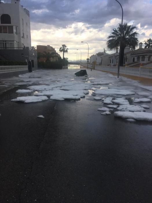 Un tormenta ha dejado imágenes de acumulación de granizo en el litoral de la Vega Baja. La comarca ha recogido hasta 30 litros por metro cuadrado en la costa y poco más de un litro en el interior.