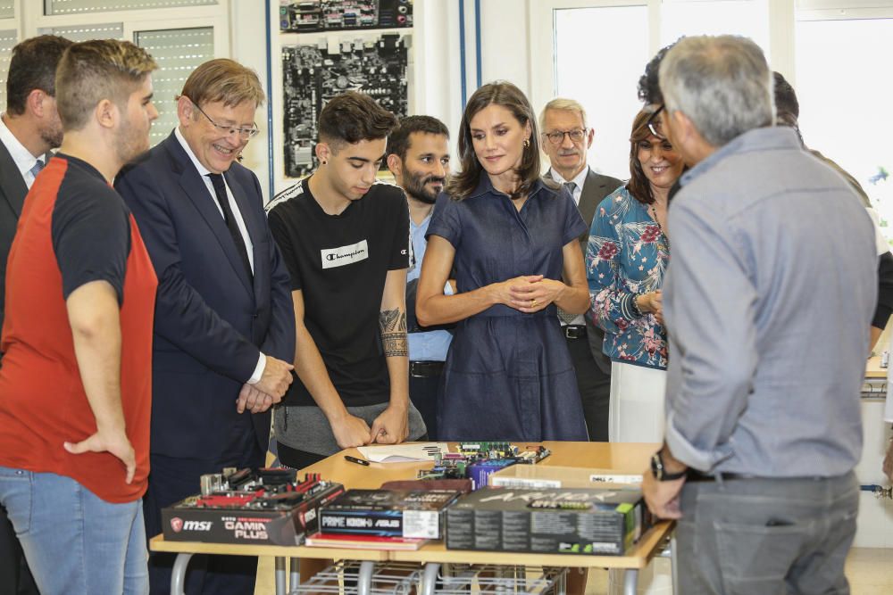 La Reina Letizia visita el IES Severo Ochoa de Elche.