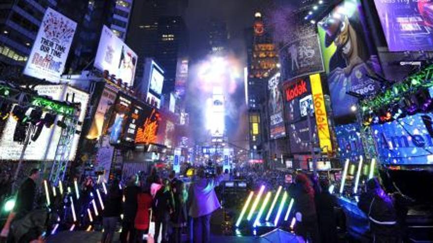 Cientos de miles de personas dieron la bienvenida al 2010 en la céntrica plaza neoyorquina de Times Square.