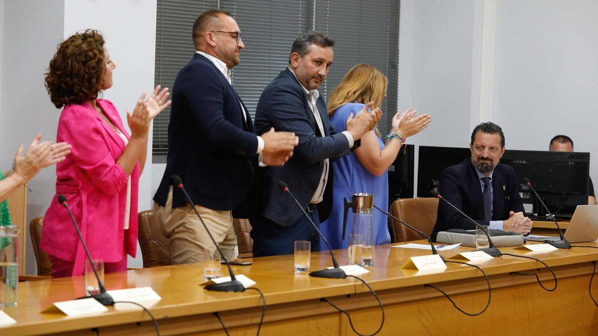Marián Carbajal, Marco Antonio Fernández, Gustavo Prieto y Nuria González-Nuevo aplauden a Eloy Alonso.