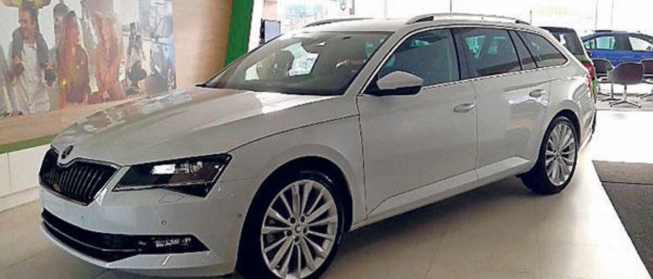 El Skoda Superb Combi en las instalaciones de Mourente Motor.