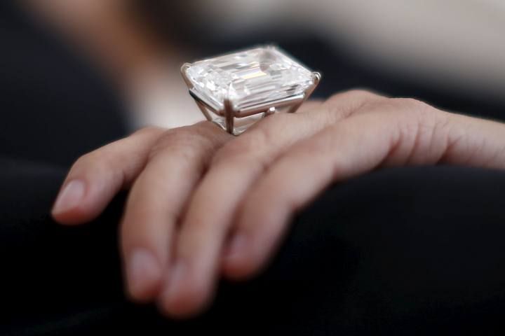 Una mujer muestra un anillo de diamantes de 100,20 quilates