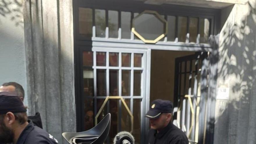 La Policía sale con maletines tras registrar durante una hora el despacho de Zapatero en Ferraz