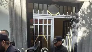 La Policía sale con maletines tras registrar durante una hora el despacho de Zapatero en Ferraz