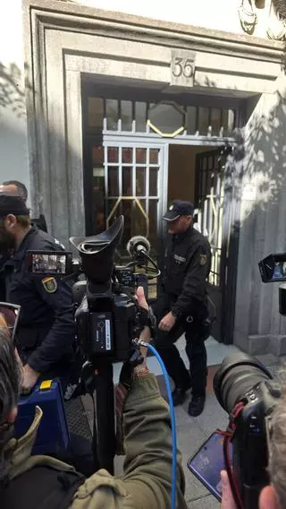 La Policía sale con maletines tras registrar durante una hora el despacho de Zapatero en Ferraz