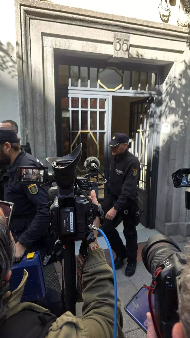 La Policía incauta abundante información impresa y dispositivos electrónicos en el registro del despacho de Zapatero y tres empresas