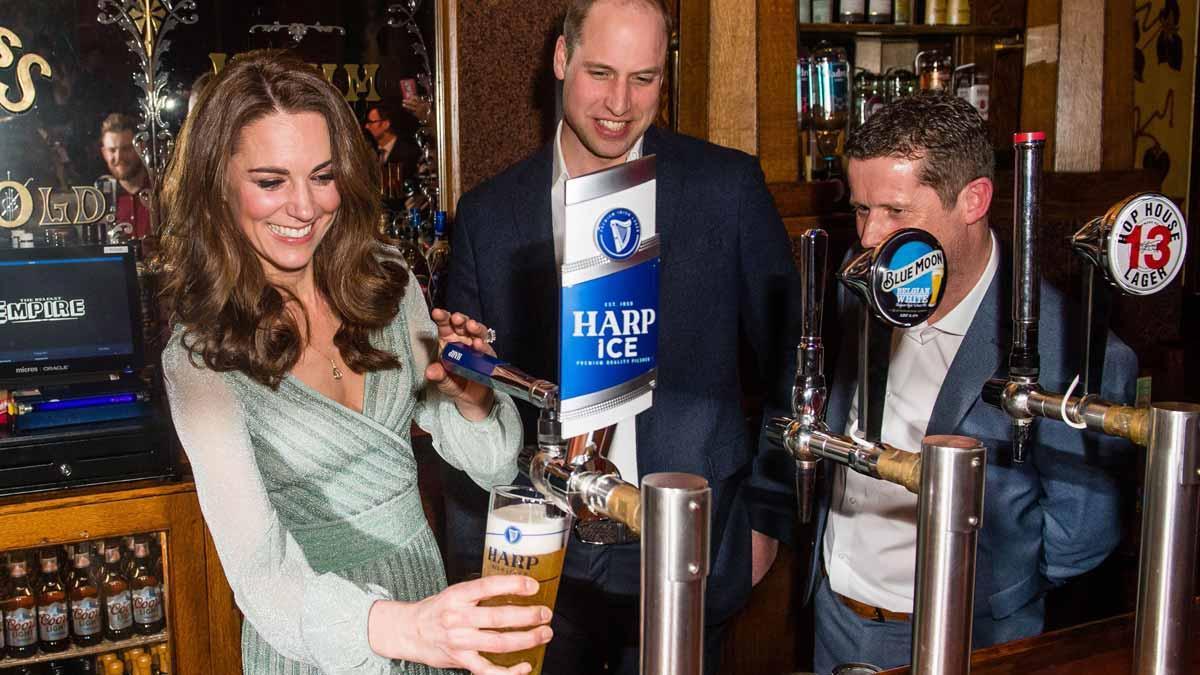 Los duques de Cambridge tiran cerveza en un pub durante su visita a Irlanda del Norte