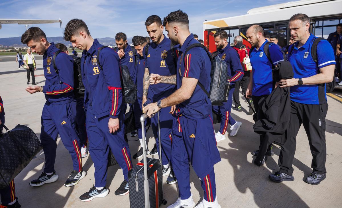 MÁLAGA, 26/03/2023.- Los jugadores de la selección española de fútbol en el aeropuerto de Málaga-Costa del Sol con destino a Glasgow, donde este martes se enfrentarán a la anfitriona Escocia en el segundo partido clasificatorio para la Eurocopa de 2024. EFE/RFEF ***SÓLO USO EDITORIAL, PERMITIDO SU USO SÓLO EN RELACIÓN A LA INFORMACIÓN QUE APARECE EN EL PIE DE FOTO (CRÉDITO OBLIGATORIO)***