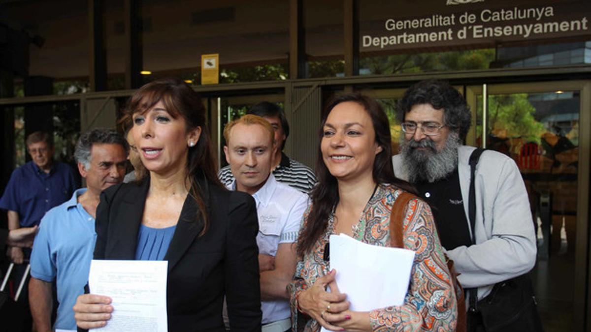 Alicia Sánchez-Camacho, junto a otros padres y Francisco Caja, presidente de Convivencia Cívica Catalana, ante el Departament d'Ensenyament.