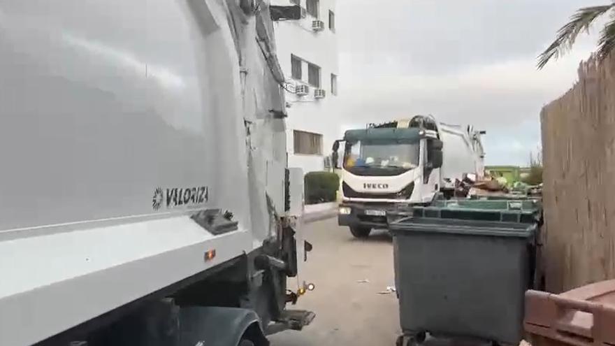 Camiones con el logo cubierto boicotean la huelga de basuras en Ibiza