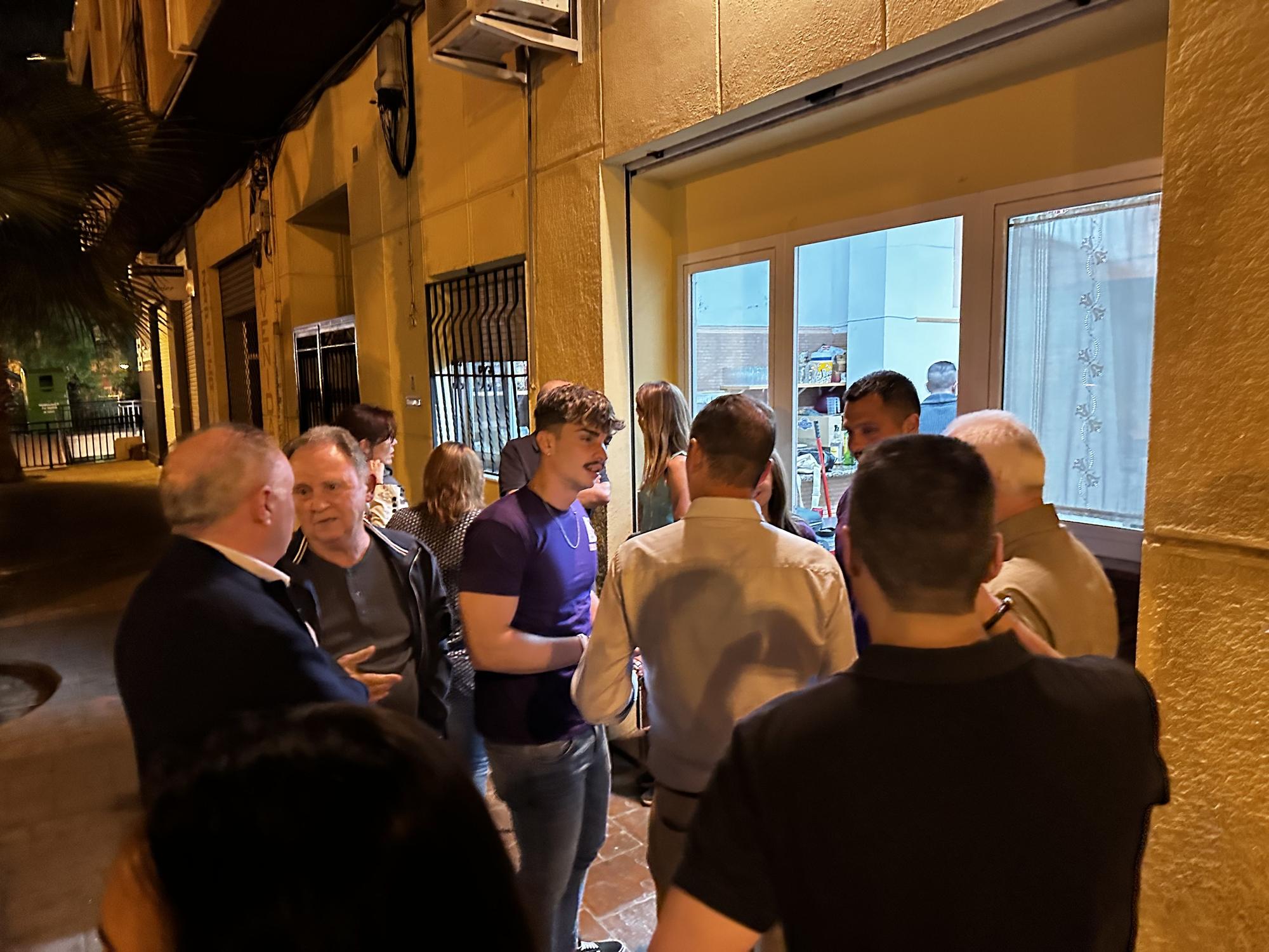 Noche de cuelga de carteles electorales en Camp de Túria