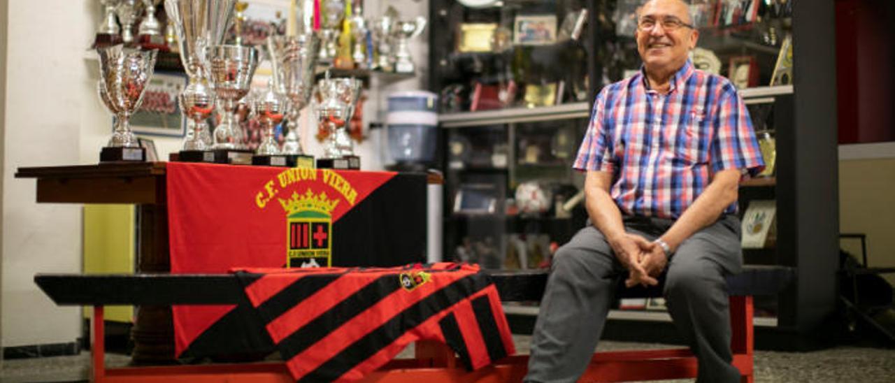El presidente del Unión Viera, Pacuco Ramos, posa en la sede del club en Schamann, ayer.