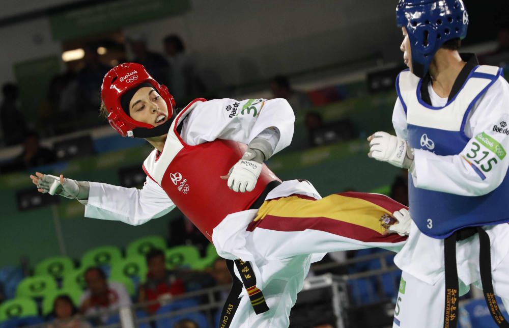 Las taekwondistas Eva Calvo de España y Phannapa Harnsujin de Thailandia durante el combate en la categoría de menos de 57 kilos de taekwondo.