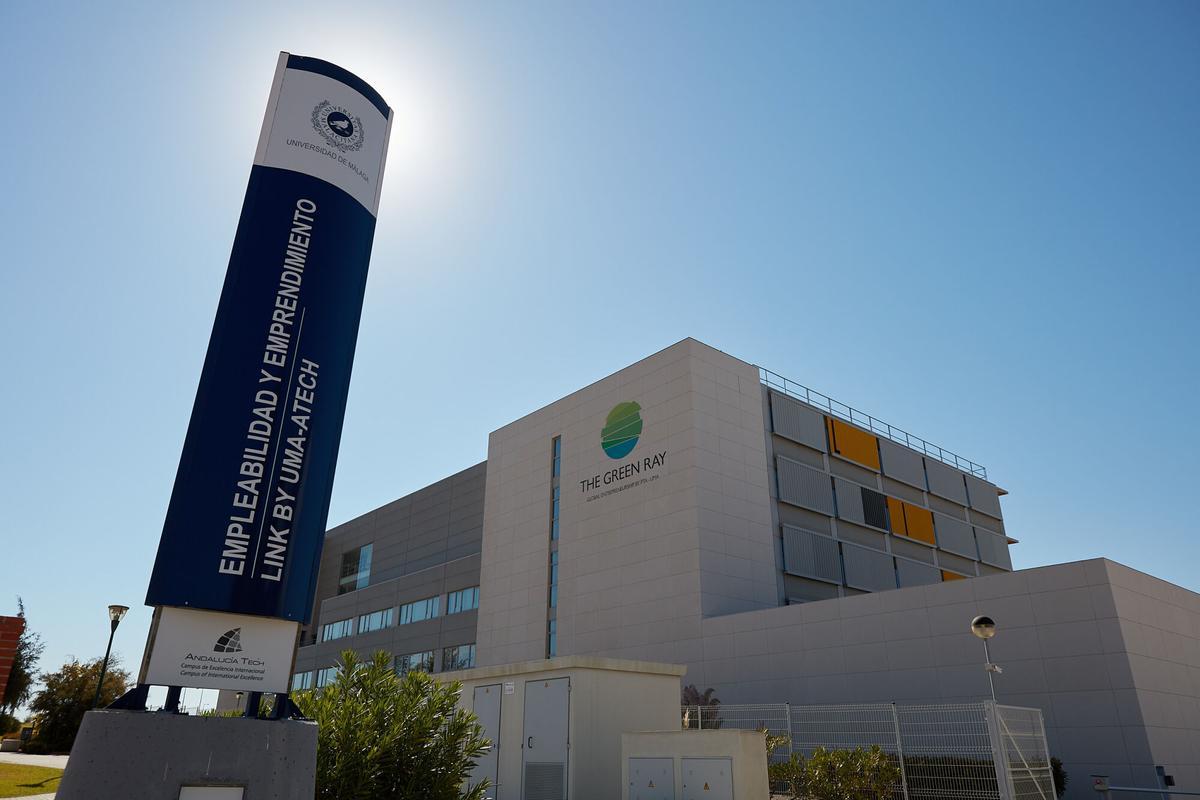 Vestíbulo de la Facultad de Marketing y Gestión. | La Opinión. Edificio The Green Ray, sede del espacio Link by UMA-Atech.| La Opinión