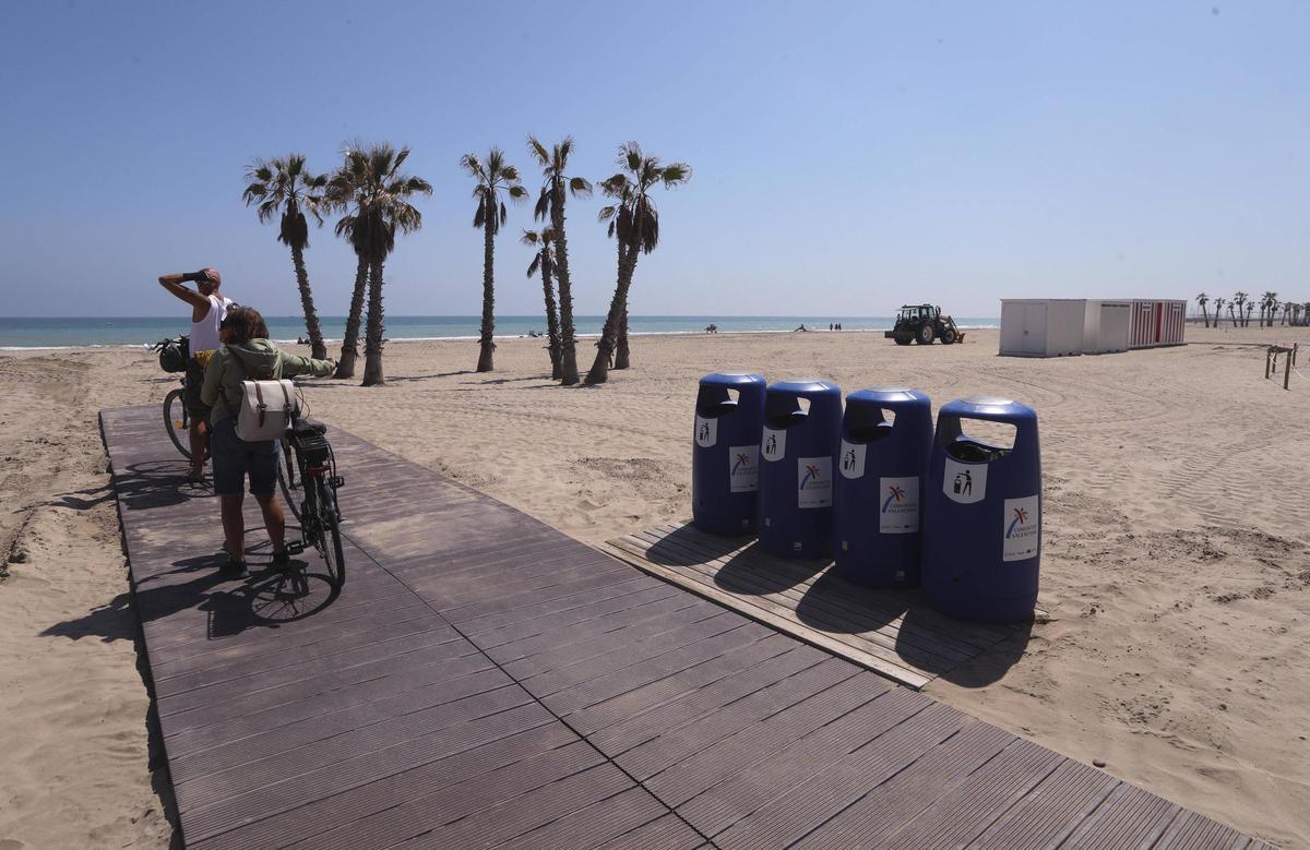 Dos visitantes, en la playa de Canet ante el inicio de la Semana Santa.