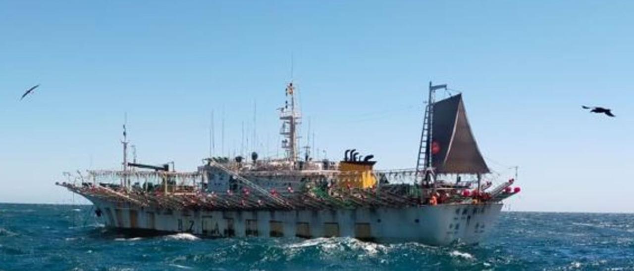 Un buque potero asiático, fuera de la milla 200 de la costa argentina. / I. DIÉGUEZ