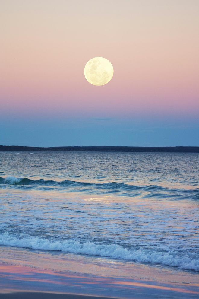 La lluna llena es un fenómeno que se puede disfrutar con un buen amanecer