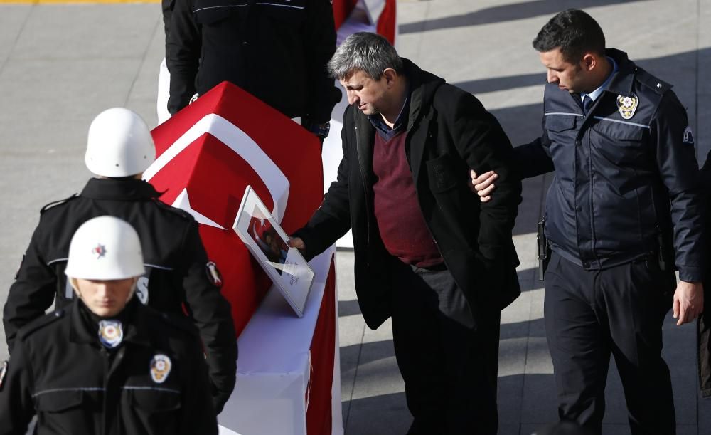 Funeral por las víctimas del atentado en Estambul
