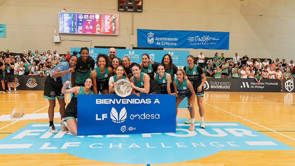 El CAB Estepona posa con el billete de ascenso a la LF Endesa.